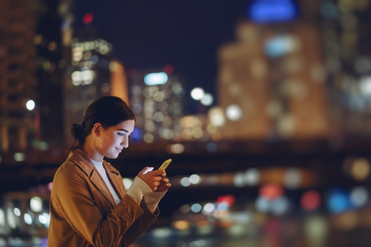 21 languages - girl on her phone