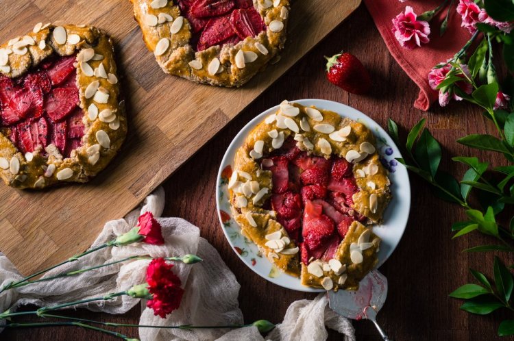 https://vip-go.shutterstock.com/blog/wp-content/uploads/sites/5/2020/05/strawberrypie-1.jpg?w=750